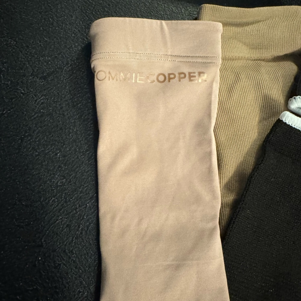 Tommie Copper Compression Sleeves + 2 Additional Compression Sleeves. Small - Picture 4 of 5